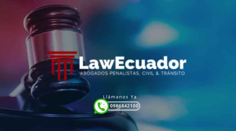 Abogado especializado en defensa penal en Ecuador ayudando a un cliente acusado falsamente